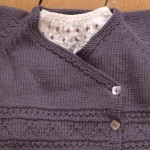 modele tricot bébé cache coeur #16