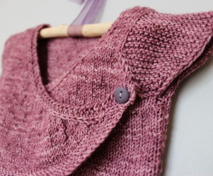 modele tricot bébé cache coeur #18
