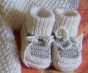 photo tricot modele tricot bebe chaussons 18