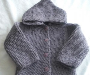 photo tricot modèle tricot gilet capuche bébé 18