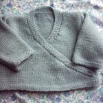 modele tricot bébé cache coeur #13