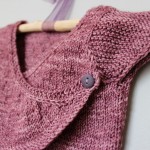 modele tricot bébé cache coeur #18