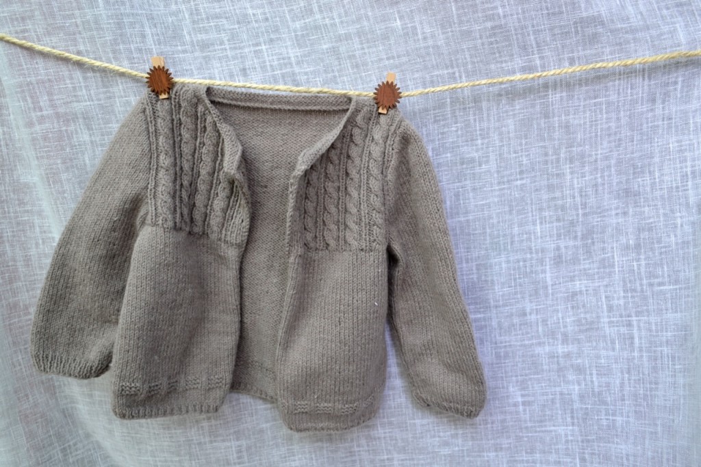 modele de gilet bebe au tricot gratuit
